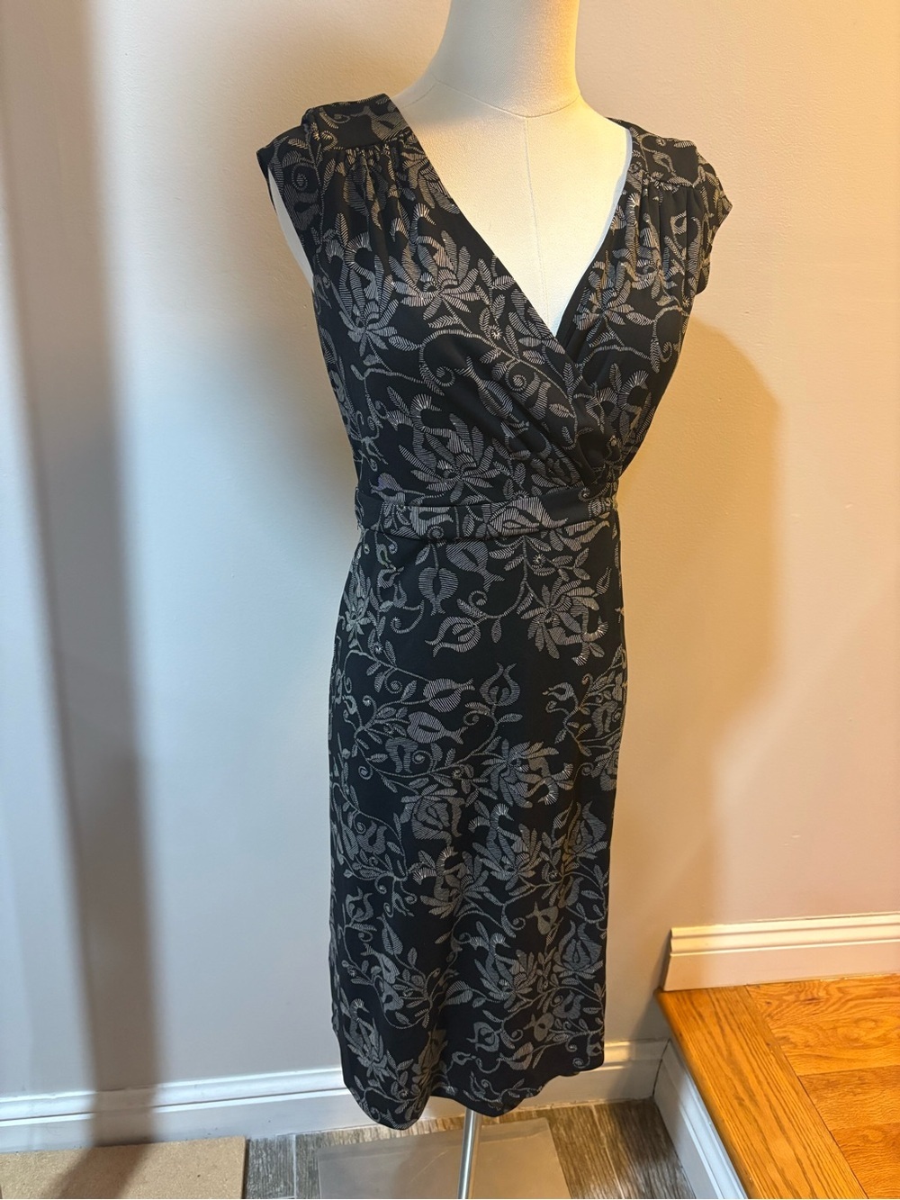 Loft Black White Floral Short Sleeve Wrap Dress
Sz 2P